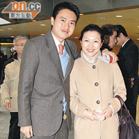 前保良局主席呂鈞堯（左）與韓籍太太，祝願龍年百業興旺。