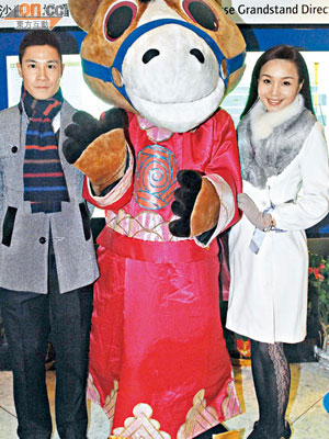 玩具公司太子爺潘偉業（左）與女友鄺晶晶（右）買中匹冷馬，一齊大發新年財。（溫國佳攝）