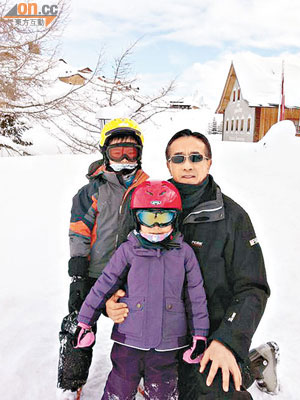 田北俊（右）陪孫仔去奧地利滑雪，歡度一個白雪雪嘅新春。（互聯網圖片）