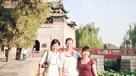 阿堂（中）與妻（左）女（右）去年六月曾到香港及北京探親。