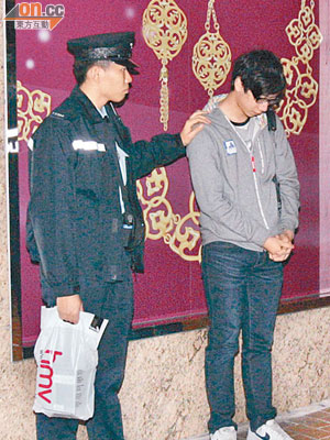 涉嫌偷竊的青年被警員拘捕。（王譯揚攝）