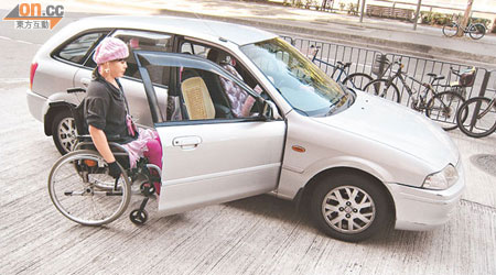 陳小姐申領傷殘人士泊車證遭拒後，每次駕車外出均受盡泊車問題困擾。