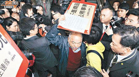 示威者要求曾俊華返回大堂接信不果，欲從扶手電梯衝上會議廳，但被保安員阻截。（霍振鋒攝）