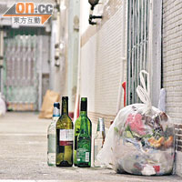 不少住戶將玻璃樽當作家居垃圾丟棄，有欠環保。
