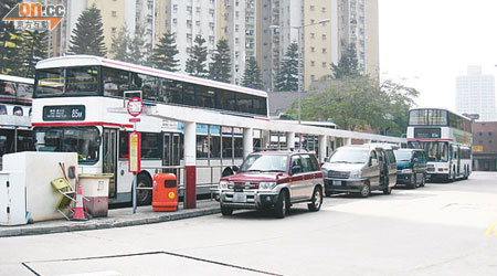 多部私家車違泊於巴士總站，儼如露天停車場。