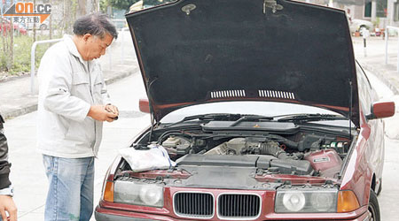 舊車<br>涉案車主在故障舊車旁助查。（文健雄攝）