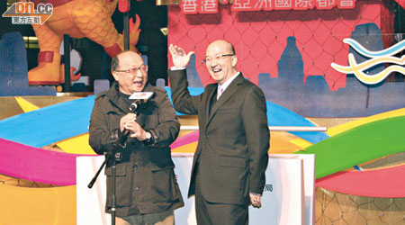 胡志強（左）話睇佢同譚志源，就知台中市同香港有幾相似，莫非大家都係戴眼鏡同「地中海」？（包克明攝）