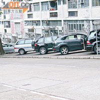 停車場車位於假日經常爆滿，不少車主被迫於路邊違例泊車。