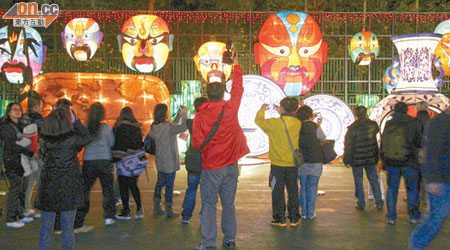 一組以具中國特色的臉譜綵燈，於新界西元宵綵燈會上吸引不少入場市民拍照。（高嘉業攝）
