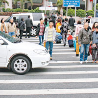 人車不讓路<br>內地部分司機駕駛態度差，人車爭路情況普遍。
