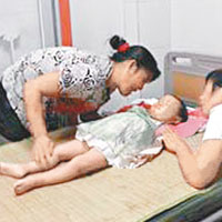 小悅悅悲劇<br>去年廣州女童小悅悅遭撞死事件，揭示了內地司機的冷血。