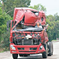 廢鐵車上路<br>內地曾有汽車損毀嚴重卻仍於路上行駛，被網民稱其為「車堅強」。（互聯網圖片）