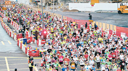 不少參加今年馬拉松長跑的健兒均指新的賽道較為舒適。（林少權攝）
