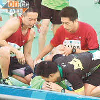 參賽者為劉綽麟施以人工呼吸及將他雙腳抬高以增血液流向心臟。
