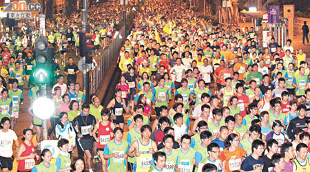 上萬名跑手昨日清晨賽事出發時擠滿尖沙咀彌敦道。（林少權攝）