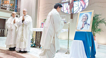 荃灣葛達二聖堂昨晚舉行聖髑永久安放儀式。（蘇文傑攝）
