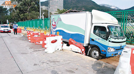 海洋公園貨車失控剷入地盤墮坑。（陳桂建攝）