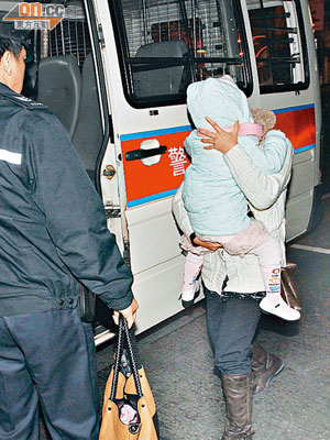 被掌摑的婦人抱同女兒到警署助查。（葉嘉文攝）