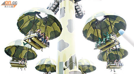 迪士尼樂園的「玩具兵團跳降傘」十日內兩度「跪低」。（資料圖片）