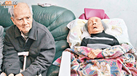 百歲人瑞伍伯伯（左）與妻子（右）因身體狀況不同，在社署現行機制下未能入住同一津助安老院舍。