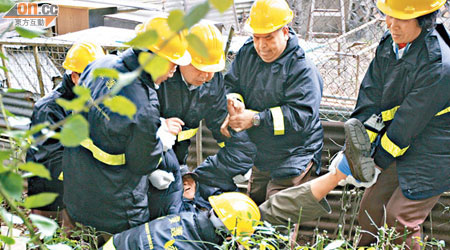 一名男住客被抬出屋外。（趙瑞麟攝）