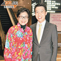 女童軍香港總監彭徐美雲（左）着上「上海灘」棉襖，孖住囝囝彭穎生齊撐場。