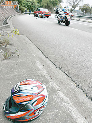 死者的頭盔甩脫遺在路邊。（梁少恒攝）