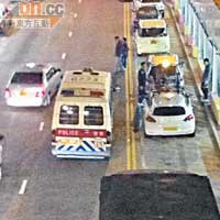 有警員截停向裝有車頂式單車架的私家車，向車主了解安全情況。（資料圖片）