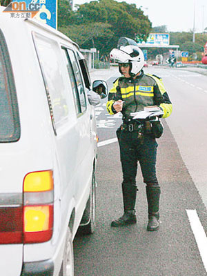 內地司機若違反交通條例，警員難以執法。