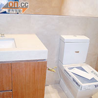 貴價座廁<Br>地庫的廁所用上德國國寶級Durait潔具，全套方形設計。