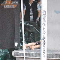 警方當日移走死者鄺景南的屍體。（資料圖片）