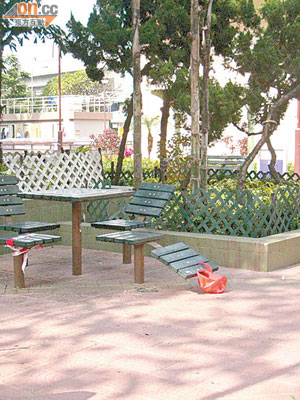 屏會街休憩花園桌椅損毀嚴重，康文署研究換座椅。