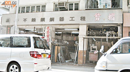 屋宇署執法不力，店舖霸佔後巷經營多年仍未被取締。