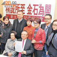 李居明手持租約宣布成功延續新光戲院生命。