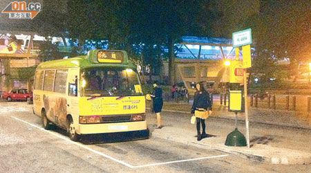 小巴606S經常客滿「飛站」，惹來乘客不滿。