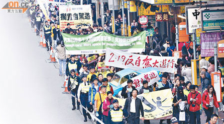 一千五百名市民昨上街齊心反對自駕遊計劃。（高嘉業攝）