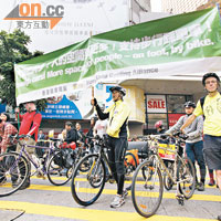 約百名市民踩單車參與昨日的反自駕遊。