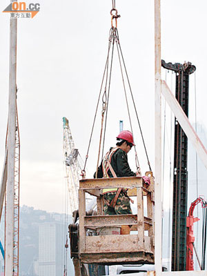 港府擬用預留的二點二億元增加建造業訓練名額及津貼，吸引更多年輕人入行。（資料圖片）