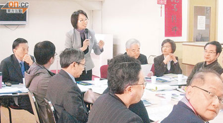 逾二十名教師及校長了解台灣免試招生的細節。