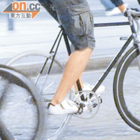 部分單車手在馬路上使用無煞車掣的單車。
