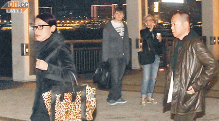 周日晚上劉鑾鴻夫婦返抵香港，曾蔭權不見了。