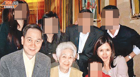 消息人士提供的Esther（右）與家人聚會相片，相中包括父親林偉強（左）和祖母（中）。