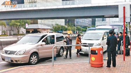 兩架掛有中港車牌的七人私家車在旅巴上落客區停泊。（市民提供）