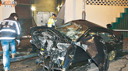 肇事私家車撞毀變電站鐵門，車頭亦嚴重撞毀。（周宏杰攝）