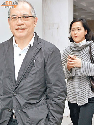 甘琨禮（左）與女兒甘喬因離開法庭。（羅錦鴻攝）