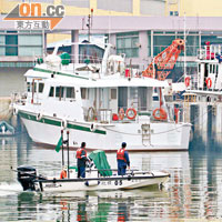 曾蔭權「豪遊」澳門時，所乘遊艇停泊在青洲塘碼頭，期間職員都不會接近遊艇。