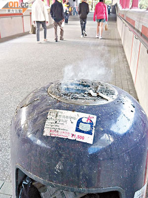 鞍駿街行人天橋垃圾桶上常有煙蒂堆積，一旦燃點造成烽煙四起。