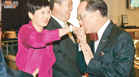 俞宗怡（左）統領的公務員事務局透過發言人重申，公務員應拒絕接受過分豐厚的款待，猶如摑了曾蔭權一巴。（資料圖片）