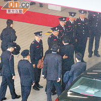 陳智敏與消防高層官員逐一握手。