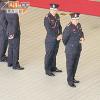 消防處處長陳楚鑫（右一）及副處長黎文軒（右二）在尖沙咀消防局，率領一眾高層官員迎接陳智敏。